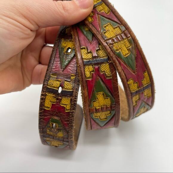 Vintage Handtooled Leather Belt, Made in Mexico, Size Medium. Wooden Buckle - Picture 3 of 7